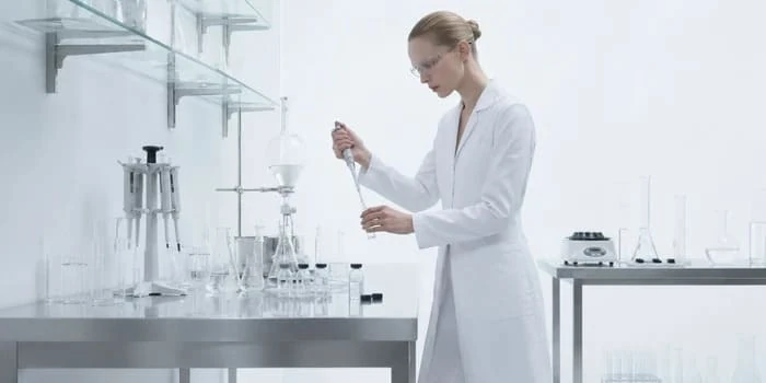 Fitpeptides analyst at the bench